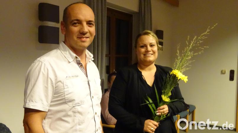 Nina Fleißner (rechts) ist die neue Geschäftsleiterin der Gemeinde Fensterbach.. Bürgermeister-Stellvertreter Florian Adam (links) begrüßt sie zu Beginn einer Gemeinderatssitzung. Bild: Houschka