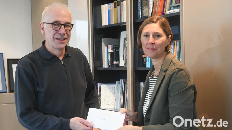 Zum wiederholten Mal spendet die Schimmel AG an die Aktion „Lichtblicke“: Jürgen Laubert übergibt Viola Vogelsang-Reichl 4000 Euro zur Unterstützung in Not geratener Menschen in der Region. Bild: Gabi Schönberger