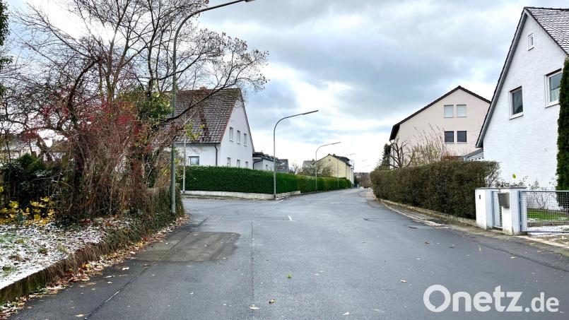 Die Heinrich-Bischof-Straße und die Fichtestraße (biegt hier links ab) nutzen viele Grundschüler der Rehbühlschule. Fehlende Gehwege und Autoverkehr machen den Bereich nicht ungefährlich. Bild: Gabi Schönberger