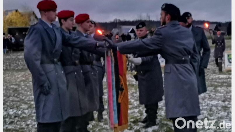Sechs Rekruten legen beim Gelöbnis stellvertretend für alle die Hand auf die Dienstflagge. Bild: amö