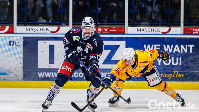 Fabian Voit (links) von den Blue Devils Weiden behauptet sich in dieser Szene gegen Louis Anders von den Lausitzer Füchsen. Bild: Werner Moller
