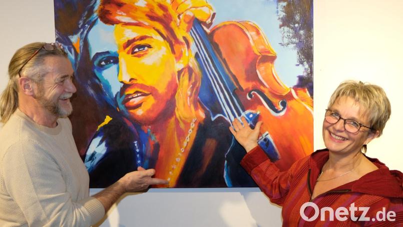 Zwischen Dieter und Pia Keith blickt David Garrett von der Ausstellungswand im Cafe der Gärtnerei Ziereis Bild: mab
