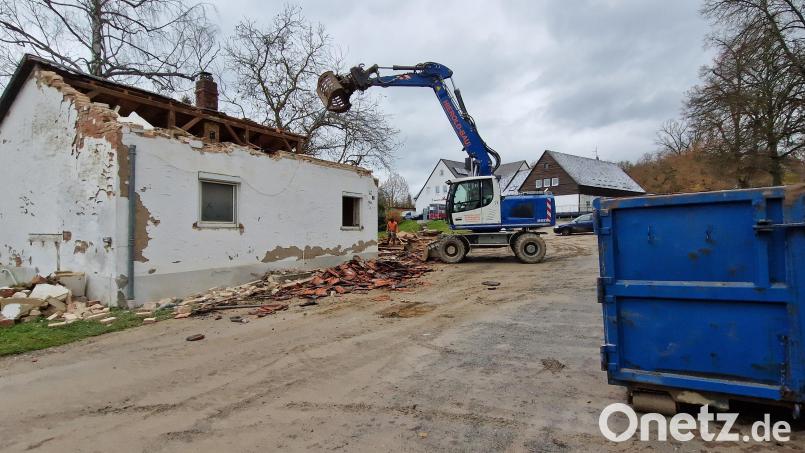Die Firma Hierold-Bau aus Moosbach ist derzeit mit dem Abriss des Gemeindehauses in der Miesbergallee befasst. Bild: mab