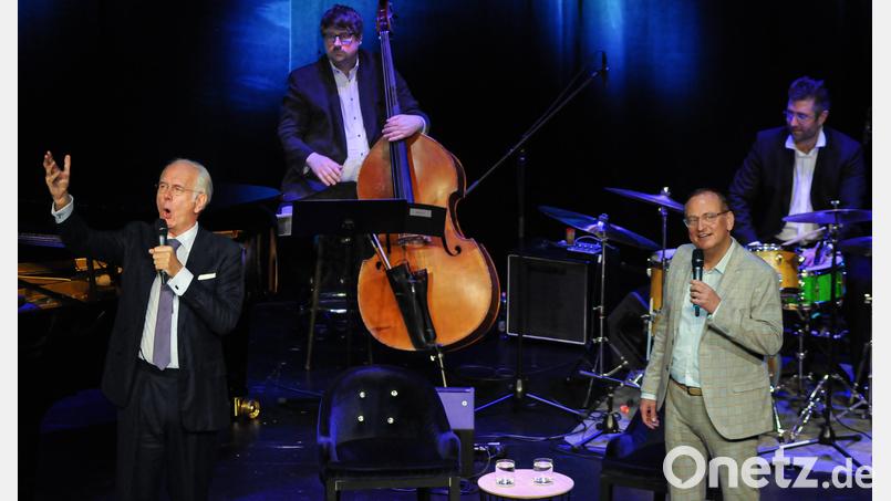 90 Minuten Vollgas-Spaß mit Harald Schmidt und Volker Heißmann im Amberger Stadttheater. Wer darüber nicht lachen kann, sollte vorsichtshalber ins Schlaflabor. Bild: Stephan Huber