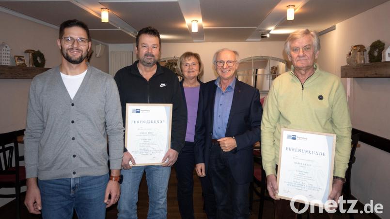 Bei einer Feierstunde werden Stefan Knab (Zweiter von links) für seine 25-jährige und Harry Kraus (rechts) für seine zehnjährige Treue zur H-Tronic GmbH geehrt. Die beiden Firmeninhaber Alfred und Edith Härtl (Zweiter und Dritte von rechts) sowie Geschäftsführer Dominik Stümpfl (links) gratulieren. Bild: u