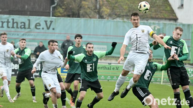 Brenzlige Situationen im Strafraum erwarten die DJK Ammerthal (grüne Trikots) sicherlich am im Heimspiel gegen den TSV Abtswind. Der holte in dieser Saison auswärts bereits 17 Punkte. Archivbild: Hubert Ziegler