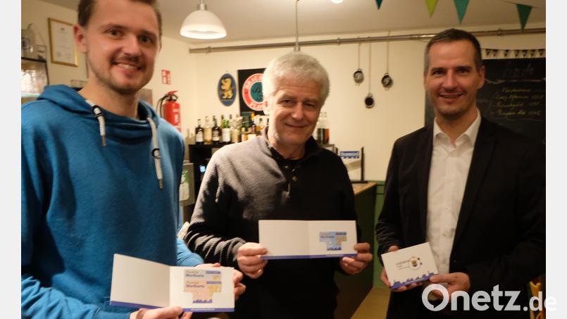 Mit Stolz präsentieren (von links) Michael Köllner, Bürgermeister Robert Lindner und Stefan Solfrank die neue „Flosser Wertkarte“. Bild: le