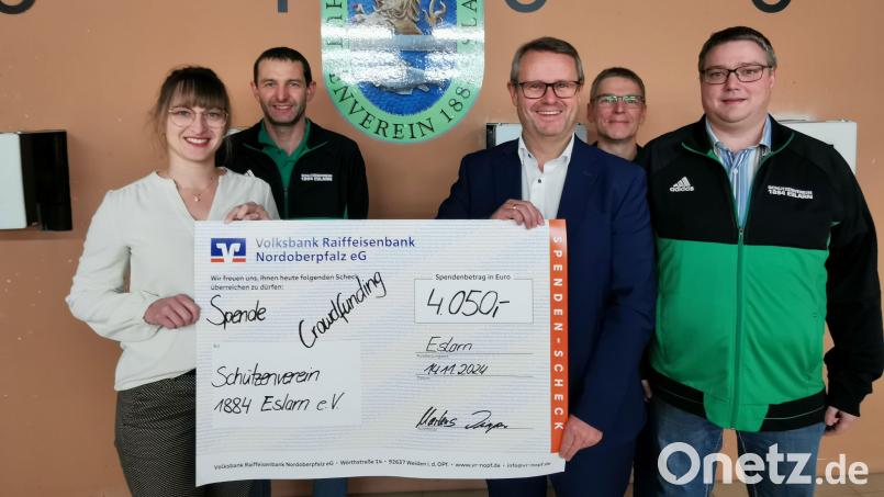 VR-Filialleiter Markus Dimper und Stellvertreterin Carina Dobmeier übergeben an zweiten Schützenmeister Dominik Brenner, Sportleiter Karl Bauriedl und Kassier Michael Reindl (von rechts) symbolisch den Scheck. Bild: gz