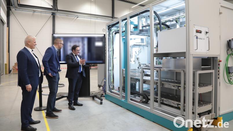 MKey-Solutions Geschäftsführer Michael Kunze, Simon Fleischmann von UBH und Staatssekretär Tobias Gotthardt (von links) vor der Sondermaschine. Bild: WOLFGANG STEINBACER