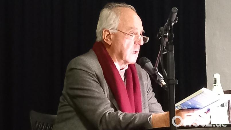 Wilhelm Schmid liest im Seidel-Saal aus dem Buch, das nach dem Tod seiner Frau entstanden ist. Bild: hka