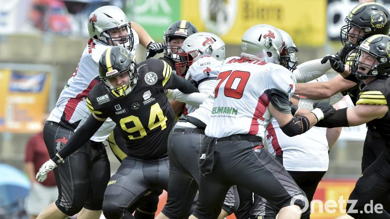 Die Amberg Mad Bulldogs (dunkle Trikots) dürfen trotz sportlichen Abstiegs auch in der kommenden Saison in der Regionalliga an den Start gehen. Archivbild: Hubert Ziegler