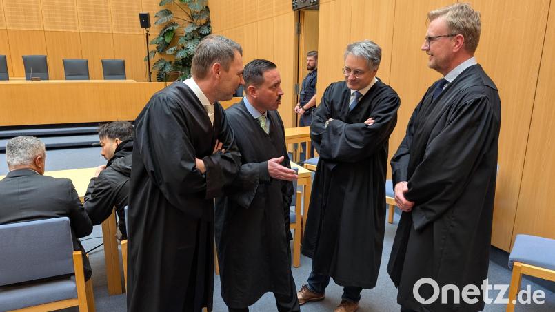 Das Plädoyer des Staatsanwalts sorgt für Gesprächsstoff bei den Rechtsanwälten (von links) Rouven Colbatz, Philipp Pruy, Stephan Schütz und Johannes Zintl. Bild: Wolfgang Würth