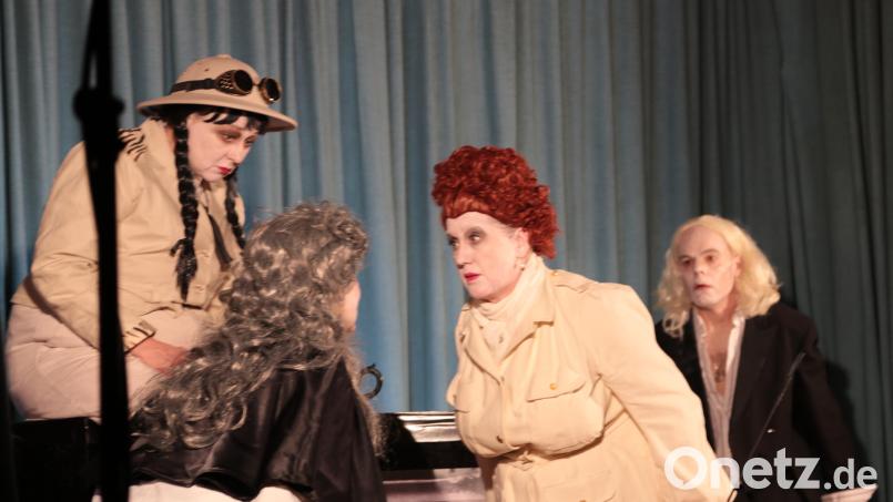 Die zahlreichen Besucher im Pfarrheim gingen mit dem Kleinen Theater auf eine Reise durch menschliche Abgründe. Bild: Michael Meier