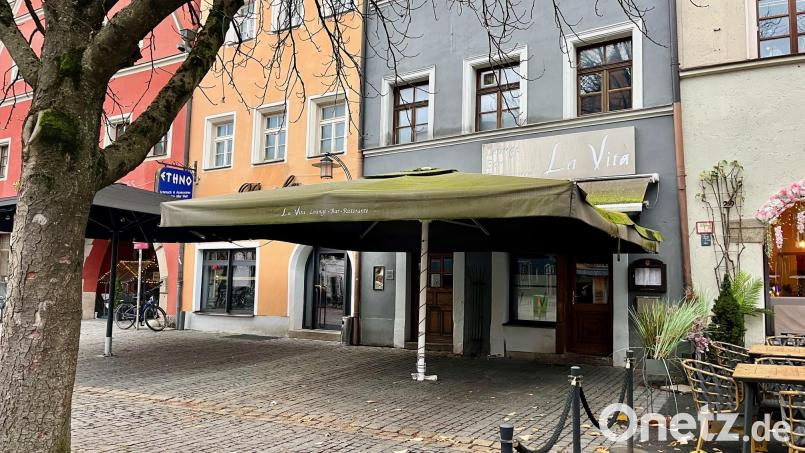 Wie lange das silberne &quot;La Vita&quot;-Schild wohl noch über dem Lokal am Unteren Markt hängen wird? Gegen den Betreiber wurde ein Insolvenzantrag gestellt. Ein Nachfolger soll die Räumlichkeiten derzeit bereits umbauen. Bild: Gabi Schönberger