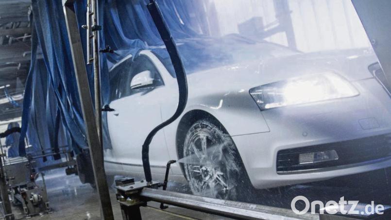 Saubere Sache: Wer durch die Waschstraße fährt, erwartet blitzblanke Ergebnisse und keine Kratzer im Lack oder andere Schäden. Symbolbild: Christin Klose/dpa