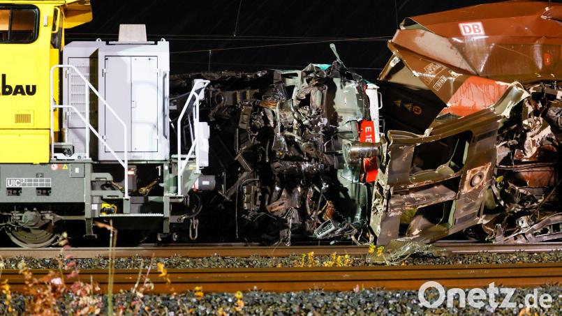Schwere Kräne müssen die völlig demolierten Waggons wieder aufrichten und möglichst zurück auf die Schienen setzen. Bild: Thomas Banneyer/dpa