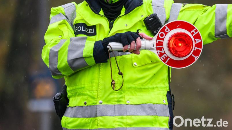 Weil er Schlangenlinien fuhr, hat die Polizei einen Autofahrer kontrolliert. (Symbolbild) Bild: Robert Michael/dpa