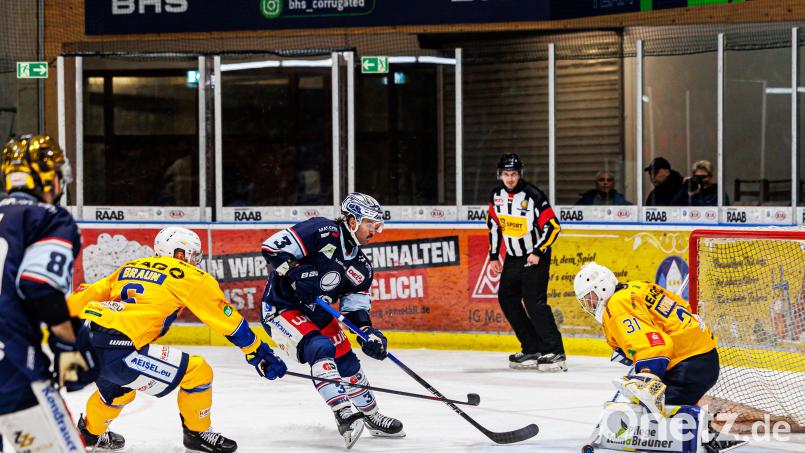 Szenen aus dem DEL-2-Spiel der Blue Devils Weiden (blaue Trikots) gegen die Lausitzer Füchse am Freitag, 22. November 2024. Die Gäste gewannen mit 2:1. Bild: Werner Moller