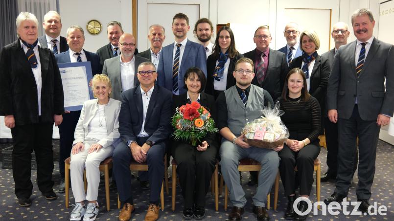 Der Vorstandsvorsitzende der VR Bank Mittlere Oberpfalz, Bernhard Werner (rechts), zeichnet langjährige Mitarbeiter aus, gratuliert den neuen Fachwirten und verabschiedet die Ruheständler. Bild: Hirsch