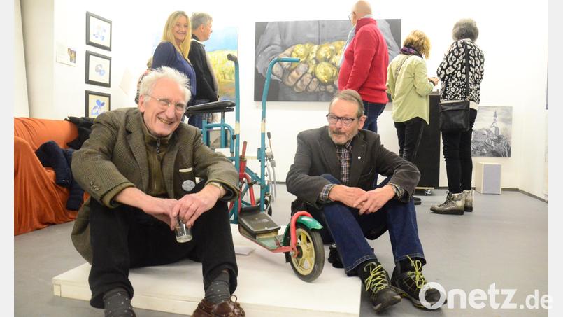 Wolfgang Herzer vom Kunstverein Weiden (links) und Kurator Uwe Müller freuen sich über eine erfolgreiche Vernissage. Bild: Kunz