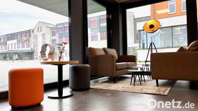 Die &quot;Orange Lounge&quot; soll wie ein Wohnzimmer wirken, aber den Campus der OTH Weiden mit einbeziehen. Bild: Gabi Schönberger