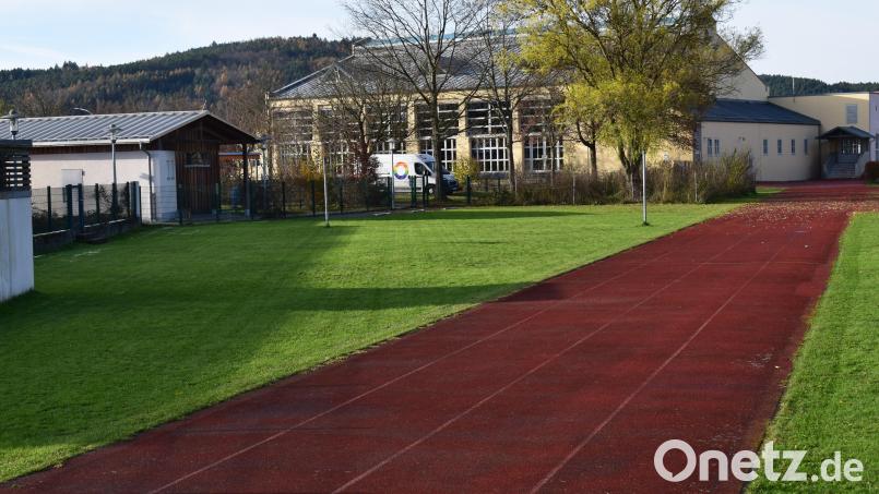Der Erweiterungsbau für den Kindergarten St. Martin erfordert die Verlegung der Tartanbahn um wenige Meter, dann allerdings entspricht der Schulsportplatz nicht mehr den behördlichen Vorgaben. Bild: bnr