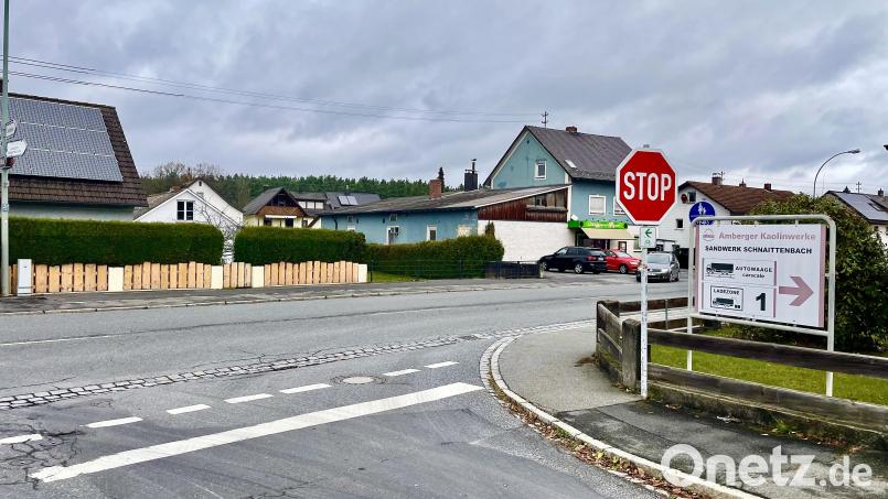 Stop sagen die Bürger: Die erwartete zunehmende Lärmbelästigung für die Anwohner in der Kaolinstraße mit Einmündung in die B14 durch deutlich mehr LKW-Verkehr treibt die Bürger in Schnaittenbach um Bild: Gerhard Krones