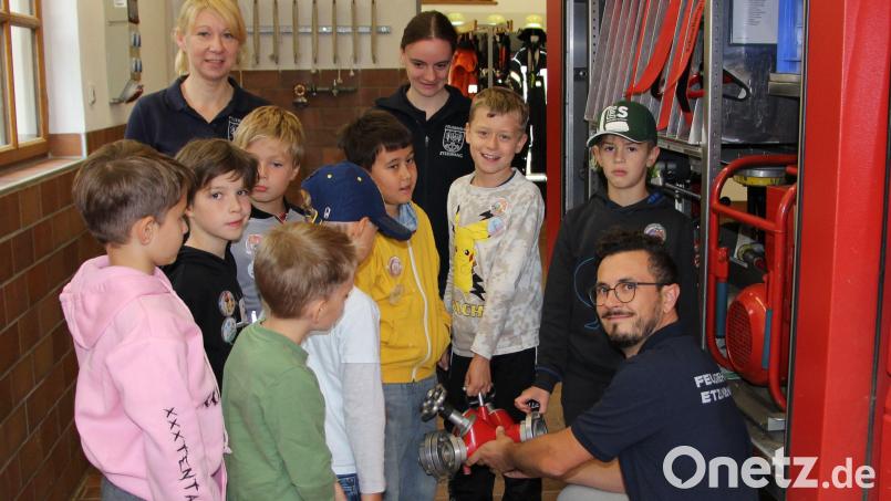 Bei der Gründung der Kinderfeuerwehr in Etzelwang zeigte sich reges Interesse für das Feuerwehrfahrzeug und dessen technische Ausstattung. Bild: ds