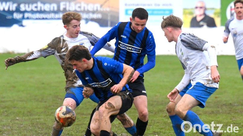 Die SpVgg SV Weiden (blaue Trikots) gewann die Partie bei Eintracht Münchberg auf einem fast schon unbespielbaren Platz durch ein spätes Strafstoßtor von Josef Rodler. Bild: Werner Franken