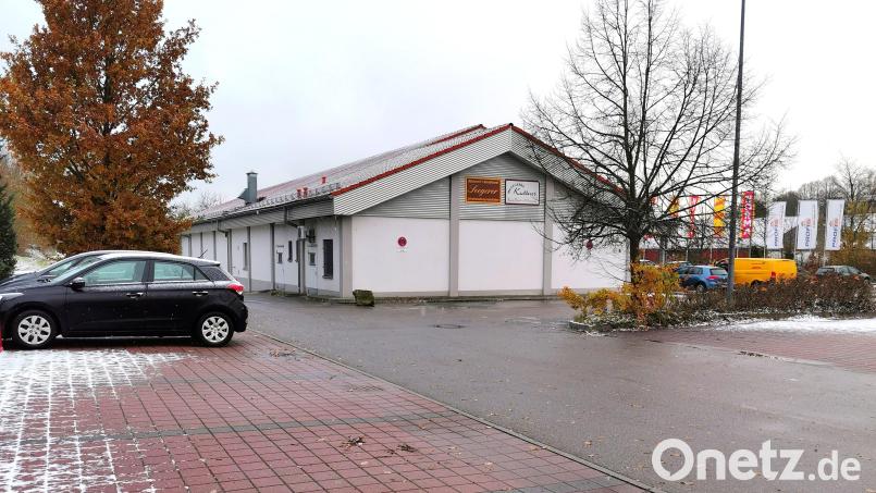 Auf vier Parkplätzen (links) beim Einkaufsmarkt Norma entsteht ein Schnellladepark mit vier Säulen. Die Werbeanlage dafür war Thema im Bauausschuss. Bild: Portner