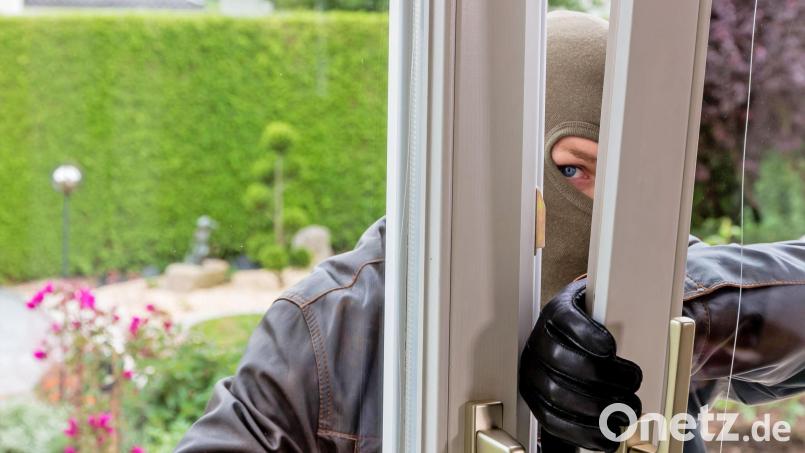 Durch das offene Fenster gelangte der Täter in das Wohnzimmer. Symbolbild: Petra Hartl