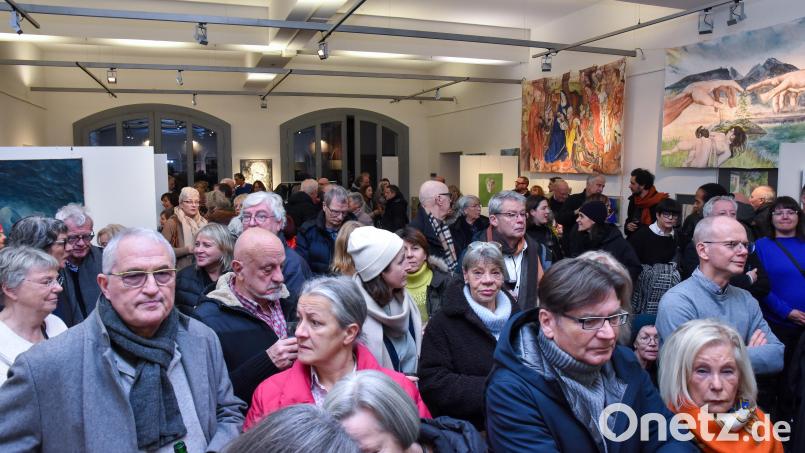 Bei der Vernissage zur 50. Jahresausstellung im vergangenen Jahr war kein Durchkommen mehr in der Alten Feuerwache. Das dürfte am kommenden Donnerstag, bei der 51. Auflage, nicht anders sein. Archivbild: Stephan Huber