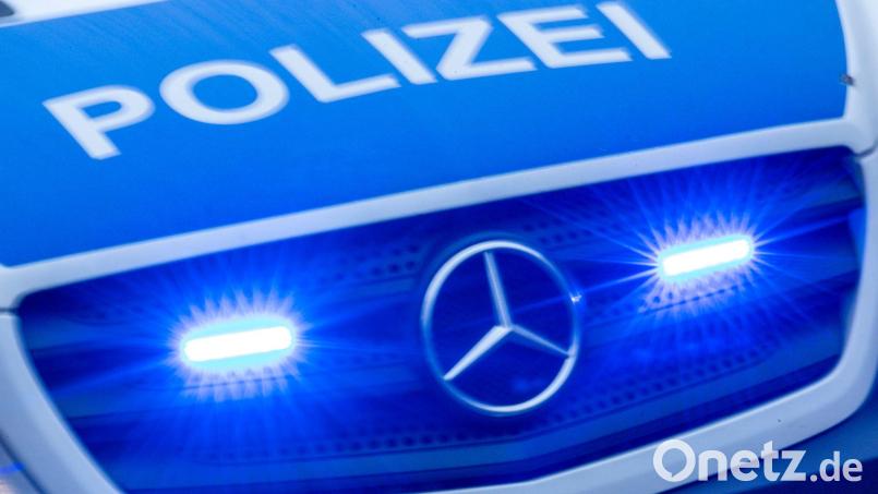Die Polizei ist bei einem Unfall mit hohem Sachschaden in Neunburg vorm Wald gefordert. Symbolbild: Jens Büttner/dpa