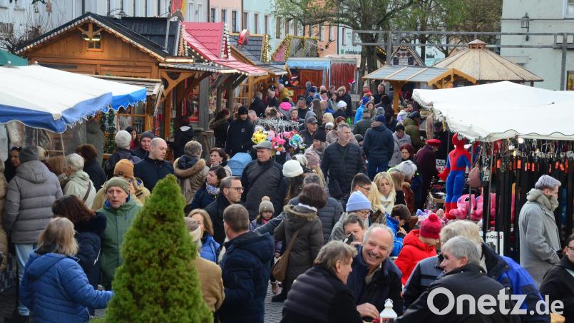 Die Menschen strömten von allen Seiten in die Fußgängerzone zum Kathreinmarkt in Weiden. Bild: Kunz