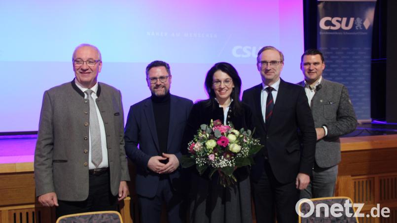 Gratulation für die Direktbewerberin Martina Englhardt-Kopf durch (von links) den Chamer Landrat und Bezirkstagspräsidenten Franz Löffler, den Chamer CSU-Kreisvorsitzenden MdL Dr. Gerhard Hopp, den Schwandorfer CSU-Kreisvorsitzenden MdL Alexander Flierl und Schwandorfs Landrat Thomas Ebeling. Bild: jhe