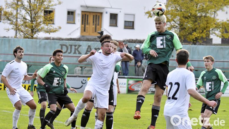 Dicke Luft im Strafraum des TSV Abtswind nach einer Ammerthaler Ecke, Vitus Zimmermann (Dritter von rechts) von der DJK Ammerthal springt in dieser Szene am höchsten. Bild: Hubert Ziegler