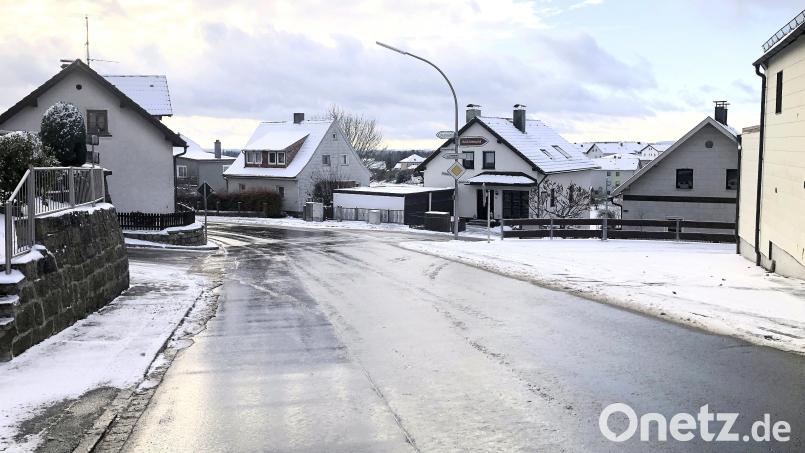 Zu den aktuell lediglich geplanten Sanierungsgebieten beim Abwassernetz der Marktgemeinde Fuchsmühl gehören die Marienstraße (vorne), Rathausstraße (links) und Waldstraße (rechts). Bild: wro