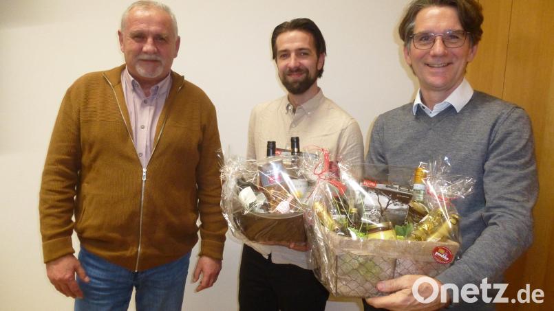 Für die sehr gute Zusammenarbeit bei der Kommunalen Wärmeplanung in den vergangenen eineinhalb Jahren bedankt sich Bürgermeister Ludwig Biller bei Marcus Fuchs und Markus Windisch in Vertretung von Rebecca Bell (Bayernwerk) mit einem Präsentkorb (von links). Bild: bk