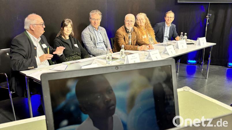 Diskutierten mit den Teilnehmern: Josef Schönhammer (von links), Agrarwissenschaftlerin Prof. Dr. Miriam Athmann, die Waldexperten Stefan Schwarzer und Ludwig Pertl sowie Tierärztin Dr. Viviane Theby. Bild: Katy Zwickl/exb