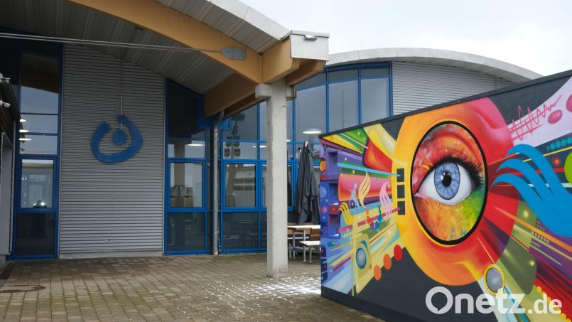 Auch die Außenansicht des Inklusions-Cafes der Naab-Werkstätten Oberviechtach ist einladend.gestaltet. Bild: Hirsch