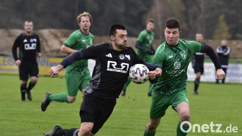 Am letzten Spieltag vor der Winterpause duellierten sich in der Kreisklasse Nord die SG Wernberg/Weihern (links Hannes Reis) und die SpVgg Schönseer Land (rechts Christoph Zach). Beide Teams liegen in der Kreisklasse Nord in Lauerstellung und haben Aufstiegschancen. Bild: ham