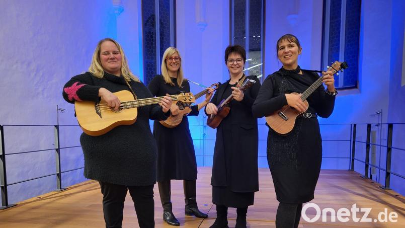 Die &quot;Ukulelas&quot;, Sabrina Dobler, Christina Schottenheim, Angelika Pesold und Nadine Plößl (von links) machen für eine Probe eine Ausnahme. Sie üben am Veranstaltungsort ihres ersten Weihnachtskonzertes, in der Marienkirche. Bild: Walter Bauer