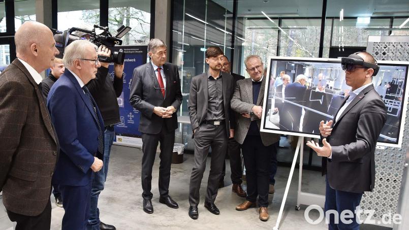 Uli Götz (rechts), der Leiter des HWK-Bildungszentrums im Schwandorfer Charlottenhof, präsentiert die praktischen Anwendungsgebiete im Rahmen des Forschungsprojekts „5G für Handwerk und Mittelstand“. Bild: Fotostudio Schwarz/exb