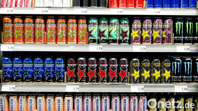 Verschiedene Energy-Drinks stehen hier in einem Getränkemarkt zur Auswahl. Jugendliche greifen da auch gerne zu. Wegen gesundheitlicher Bedenken sind die Wachmacher in der Dose inzwischen an einigen Schulen im Landkreis tabu. Bild: Sebastian Kahnert/dpa