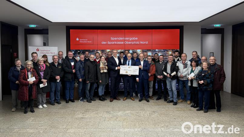 25 Vereine und Institutionen in Waldsassen und Umgebung erhielten insgesamt 10.000 Euro von der Sparkasse Oberpfalz Nord. Im Bild die Spendenübergabe mit den Empfängern, Vertretern der Bank und Bürgermeister Bernd Sommer. Bild: Sparkasse Oberpfalz Nord/exb