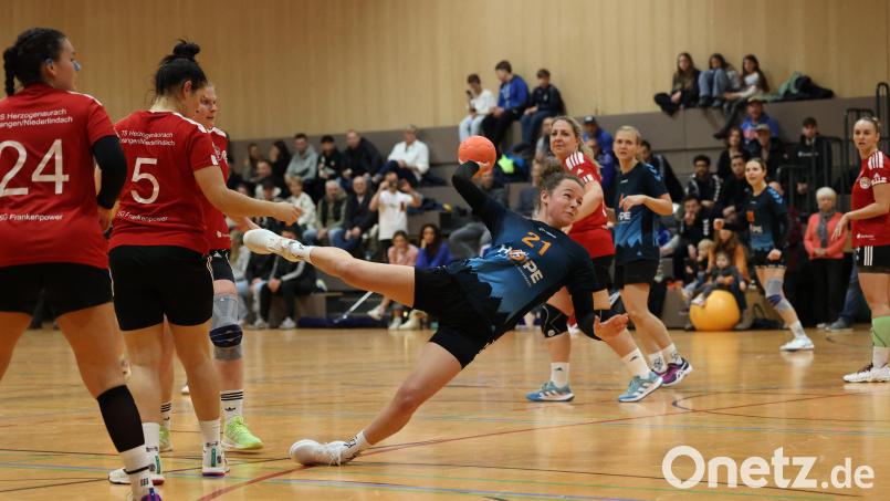 Die Weidenerin Vanessa Szameitat (rechts) beim Wurf auf das Tor der SG Frankenpower. Die HSG unterlag den Gästen mit 21:28 klar. Bild: Dieter Jäschke