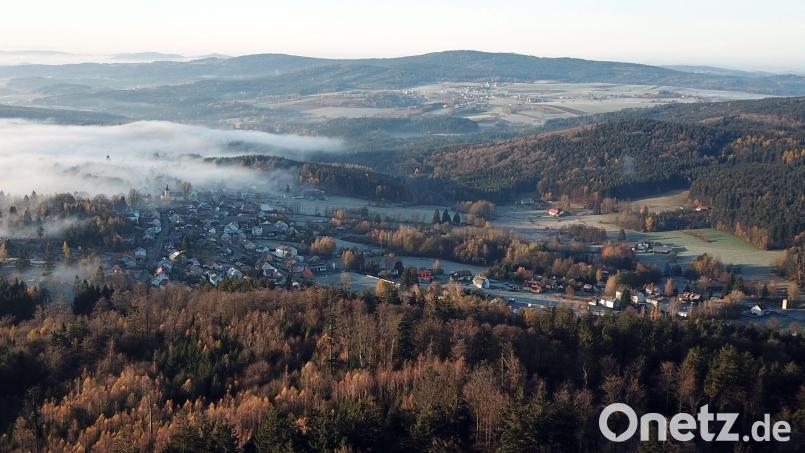 Stadlern teilweise unter Nebelschwaden. Im Nebel liegt die Entscheidung über Vorzugsflächen für Windkraftanlagen. Archivbild: Hermann Markgraf/exb