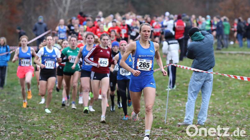 Domenika Mayer (rechts) holte sich bei der deutschen Crosslauf.Meisterschaft die Bronzemedaille. Bild: Ralf Görlitz