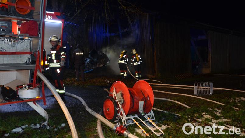 Im Waldthurner Ortsteil Goldbrunn bei Spielberg krachte ein Fahrzeug in eine Scheune und brannte aus. Das Feuer griff auf die Scheune über. Bild: dob