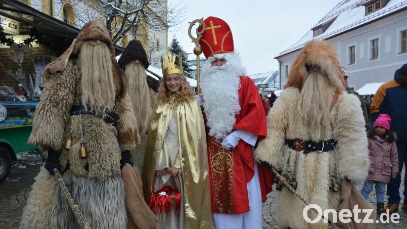 Himmlischer Besuch durch St. Nikolaus mit dem Christkind beim Weihnachtsmarkt in Mitterteich. Archivbild: jr